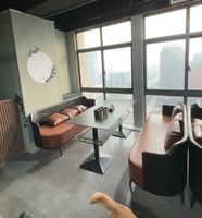 Ensemble de mobilier de restaurant moderne avec table de rangement à double niveau, canapé banquette de café en cuir PU de luxe, style industriel