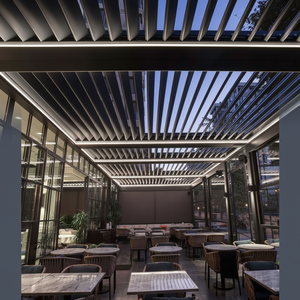Pergola bioclimatique haut de gamme pour espaces extérieurs avec panneaux de toit à persiennes réglables - Product Image 1