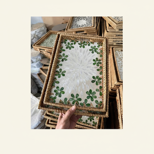 Plateau de service en bambou fait main écologique en gros, tressé en paille de rotin avec incrustations de nacre - Product Image 1