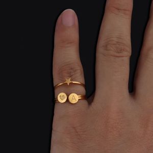 จดหมายเริ่มต้นแหวนผู้หญิงสแตนเลสสตีลผู้ชายA-Zแหวนเริ่มต้นAnillos MujerตัวอักษรCapitalแหวนสำหรับ<span class=keywords><strong>สาว</strong></span> - Product Image 6