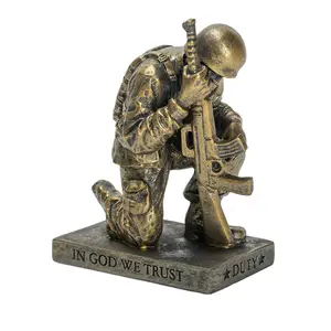 Görev inanç tanrı dua asker heykeli heykel 5 inç altın reçine taş masa üstü heykelcik özel kabul