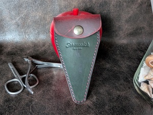 ซองหนังใส่กรรไกรตัดเล็บแบบ<span class=keywords><strong>ม</strong></span>ีโลโก้สั่งทำ  ปลอกป้องกันกรรไกรแบบ<span class=keywords><strong>ม</strong></span>ีหัวเข็มขัดสำหรับ<span class=keywords><strong>ร้าน</strong></span><span class=keywords><strong>ทำ</strong></span><span class=keywords><strong>เล็บ</strong></span> - Product Image 3