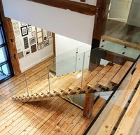 Escaliers droits en acier inoxydable personnalisés pour villa moderne Application intérieure en bois massif durable Garde-corps en verre pour appartements