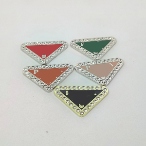 Çanta, Ayakkabı, Giysi ve DIY Projeleri için Yapay Elmas Harfli Logo Üçgen Metal Etiket, Tasarımcı Metal Etiketi - Product Image 5