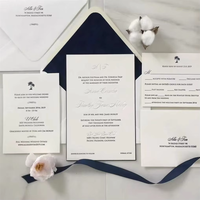 Carte d'invitation de mariage de luxe classique avec totem coloré, gaufrage et impression typographique, logo personnalisé pour mariages élégants