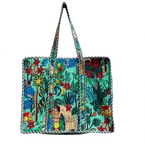 La bolsa de mano presenta un patrón tropical vibrante con palmeras, flores y motivos exóticos sobre un fondo turquesa. - Product Image 1