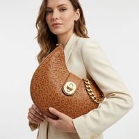 Sac Hobo Femme 3436 Motif Léopard en Cuir Gaufré Caramel avec Boucle Dorée et Chaîne Épaisse – Grand Sac à Bandoulière