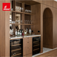 Meuble de cuisine Alland en bois massif sur mesure, buffet en noyer, îlot incurvé avec armoires de cuisine beiges