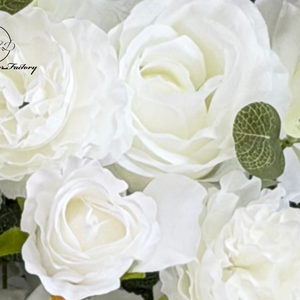 Grande composition florale artificielle en soie blanc cassé avec roses en spray pour centre de table, idéale pour l'affichage commercial et les expositions - Product Image 2