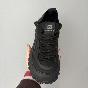 รองเท้าเซฟตี้ผู้ชายสำหรับงานโรงงาน พื้นรองเท้าใยแก้ว ป้องกันน้ำ หน้าผ้าตาข่าย พื้นกลางยาง ซับในผ้าฝ้าย ป้องกันแรงกระแทก ใช้ได้ทุกฤดู - Product Image 4