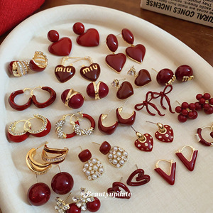 Boucles d'oreilles créoles Ankora en alliage de zinc rouge avec pierre naturelle, style tendance Hong Kong, mode luxe léger, haute qualité, vente en gros - Product Image 1