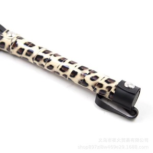 Fouets jaunes à imprimé léopard en gros, accessoires de scène, fouets courts pour l'entraînement, jouets sexuels alternatifs pour couples, entraînement SM. - Product Image 3