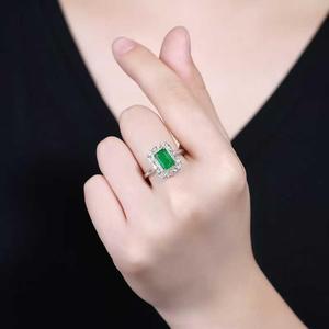 แหวนรัศมีสีมรกตธรรมชาติตัดเป็นรูปสี่เหลี่ยมผืนผ้าทองคำขาว18K ประดับเพชรรูปวงรีและทรงกลม - Product Image 6