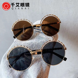 Lunettes de soleil Qianai à monture ronde avec branches en chaîne métallique dorée, protection UV Type 3, unisexe, style urbain, protection solaire - Product Image 5