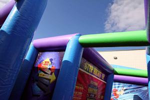 Labyrinthe gonflable extérieur en PVC pour adultes et enfants Fun House at Village Fall Events comprend un ventilateur-pour les locations - Product Image 4