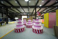 Décorations de magasin de bonbons colorés affichage doux décoration d'affichage de bonbons en vrac de gondole rose pour magasin de bonbons