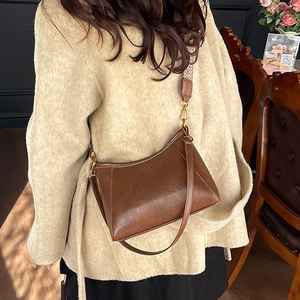 حقيبة كتف نسائية أنيقة، حقيبة إبط عصرية، حقيبة كروس خفيفة بسعة كبيرة وإحساس فاخر - Product Image 4