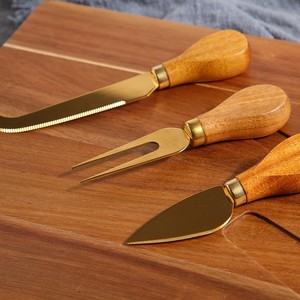 <span class=keywords><strong>Planche</strong></span> <span class=keywords><strong>à</strong></span> découper en bois d'acacia de style nouveau avec ensembles de couteaux <span class=keywords><strong>à</strong></span> fromage en or <span class=keywords><strong>planche</strong></span> de service au fromage <span class=keywords><strong>à</strong></span> <span class=keywords><strong>pain</strong></span> - Product Image 4