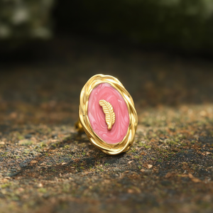 Bague tendance en acier inoxydable 316L plaqué or PVD, émail rose, motif plume, forme ovale, bijou statement - Product Image 3