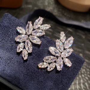 Boucles d'oreilles à clous en forme de fleur pour femmes, design floral élégant, boucles d'oreilles stylisées adaptées aux robes, aux fêtes et aux cadeaux - Product Image 1
