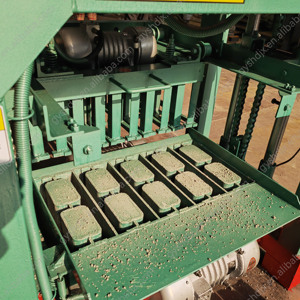 Kostengünstige CHB-Maschine Hohlzementblock Verzahnte Vollziegel Produktionslinie Fabrik Gartenziegel-Herstellungsmaschinen - Product Image 6