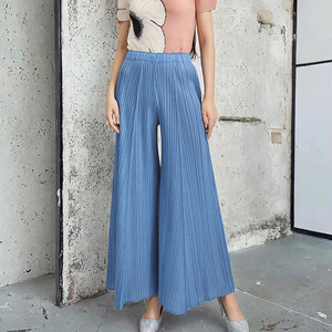 กางเกงพลีททรงขาบานเอวสูง ผ้าคุณภาพดีจากมิยาเกะ สำหรับฤดูร้อน เป็นมิตรกับสิ่งแวดล้อม ใส่สบาย ทรงหลวม เอวยางยืด สไตล์ลำลองสำหรับผู้หญิง - Product Image 2