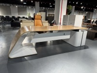 Bureau de direction moderne en bois en forme de L de luxe avec prise USB pour espace de travail de manager et salon professionnel