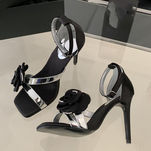 Sandales à talons hauts pour femme, style escarpins, à bout ouvert, avec lanières argentées, boucles à la cheville et motif floral en soie sur le devant - Product Image 5