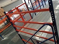 Étagère de mezzanine industrielle en acier avec glissière, couches et dimensions personnalisables, revêtement en poudre, capacité de charge de 700 kg/m² pour usage général