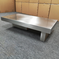Table basse moderne en acier inoxydable au design métallique élégant et minimaliste, finition sans traces de doigts, pour les intérieurs de salon