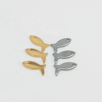 Logo en forme de petit poisson en acier inoxydable personnalisé étiquettes à breloques en métal accessoires pendentifs pour colliers de bijoux fabrication de bracelets