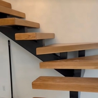 Escalier flottant résidentiel personnalisé à poutre simple en acier avec marches en bois massif