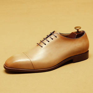 Les chaussures Oxford en cuir véritable de couleur claire pour hommes sont une tendance dans les tenues de cérémonie. - Product Image 6