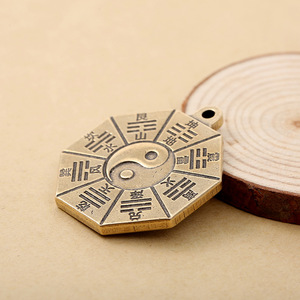 Colgante de latón Bagua Feng Shui de 40 mm x 35 mm, amuleto para llavero de coche, estilo retro - Product Image 3
