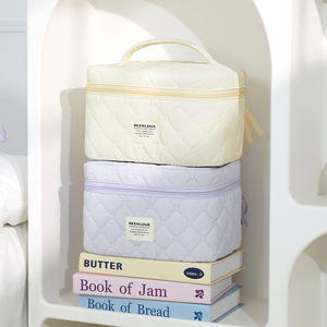 Bolsa de maquillaje Beenlove de gran capacidad, estuche acolchado para cosméticos, para viaje, con cremallera y asa, beige y morado - Product Image 1