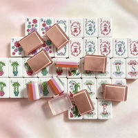 Jeu de Mahjong Américain de Luxe Moderne pour 4 Joueurs – Motifs Floraux et d'Oiseaux Vibrants – Tuiles en Acrylique Premium Résistantes à l'Eau – Portable et Idéal pour les Moments Sociaux
