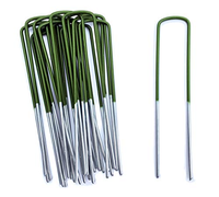 Toile anti-herbe en acier vert avec clous de fixation en U pour fixer la pelouse lors du jardinage