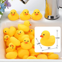 En gros, mini canards en caoutchouc jaunes, petits canards couineurs flottants pour piscine, jouets de bain pour bébé, cadeaux pour enfants et faveurs de fête