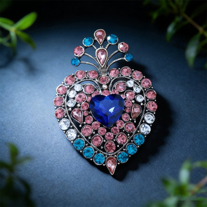 Broche en alliage cœur de pêche ornée de strass, style mi-siècle, vintage, accessoire pour costume féminin, manteau, vêtement d'extérieur, épingle de corsage, fermoir - Product Image 3