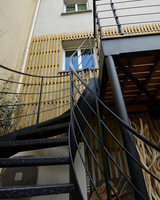 Escalier extérieur robuste à marches courbes, design résistant aux intempéries pour accès au patio extérieur