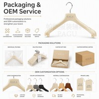 Cintres floqués en velours de luxe beiges antidérapants en plastique écologique pour robes de mariée, personnalisables avec logo, pour magasins de robes de mariée (OEM)