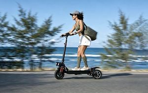 Trottinette tout-terrain pliable 11 pouces à double moteur haute vitesse pour livraison urbaine – Conception pliable compacte pour un rangement et une portabilité faciles. - Product Image 2