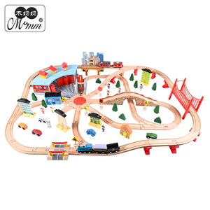 Juego de tren de madera Momm con vías eléctricas, juguete para niños de 5 a 7 años, listo para jugar en interiores - Product Image 3