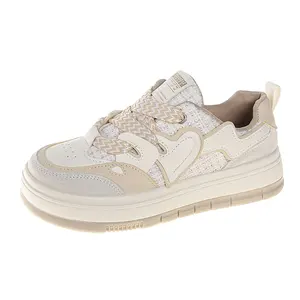 Sneakers bianche da donna nuova primavera estate 2023 realizzate in tessuto a rete traspirante con un design versatile e casual delle scarpe da tavola