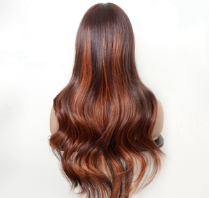 Femme portant une perruque avec une frange style chiffre huit, couleur orange vif, avec plusieurs couches <span class=keywords><strong>de</strong></span> <span class=keywords><strong>cheveux</strong></span> longs colorés. - Product Image 2