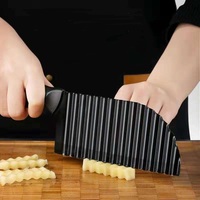 Zwart gecoate roestvrijstalen gegolfde crinkle cutter met antislip handvat, roestbestendig, duurzaam, gegolfde snijmes voor groenten en fruit