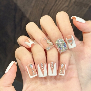 <span class=keywords><strong>Uñas</strong></span> Postizas Acrílicas <span class=keywords><strong>Cortas</strong></span> de Lujo, <span class=keywords><strong>Color</strong></span> <span class=keywords><strong>Blanco</strong></span> Nude con Punta Francesa <span class=keywords><strong>en</strong></span> V y Corazones Coloridos, Hechas a Mano, de Alta Calidad, Venta al Por Mayor - Product Image 1