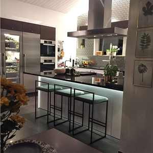 Tabouret de bar moderne en plastique noir avec pieds en métal et repose-pieds pour le petit-déjeuner et chaise de bistro - Product Image 6