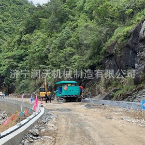 Paveuse autotractée pour la formation de bordures et de canaux de drainage en béton dans les zones montagneuses - Product Image 1