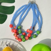 Collier en métal avec perles de fruits verts et rouges style Instagram, bijou minimaliste et frais